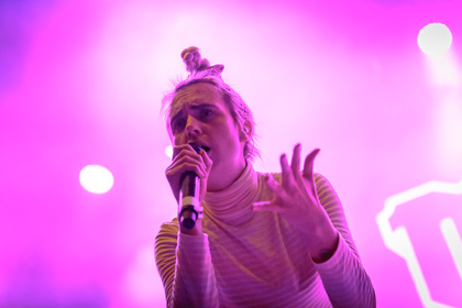 Pop-Aufsteigerin des Jahres - MØ treibt dem Publikum im Hamburger Docks den Schweiß auf die Stirn 