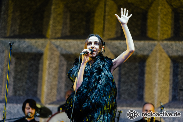Einzigartig - PJ Harvey beweist ihre außergewöhnliche Klasse in der Zitadelle Spandau in Berlin 